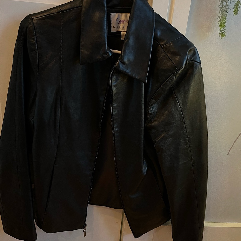 Beautiful Leather Jacket. Size M. only worn once! Great condition!!